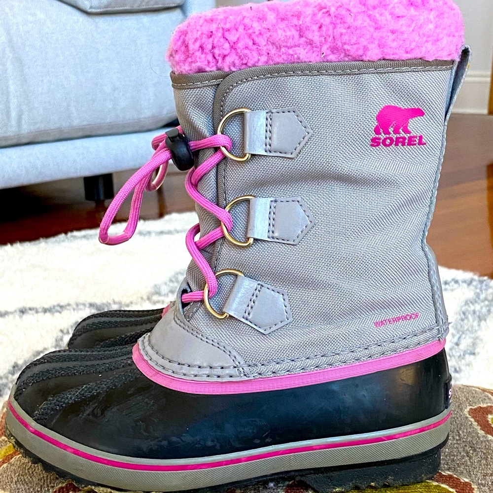 Kids sorel boots size 1 grey & pink